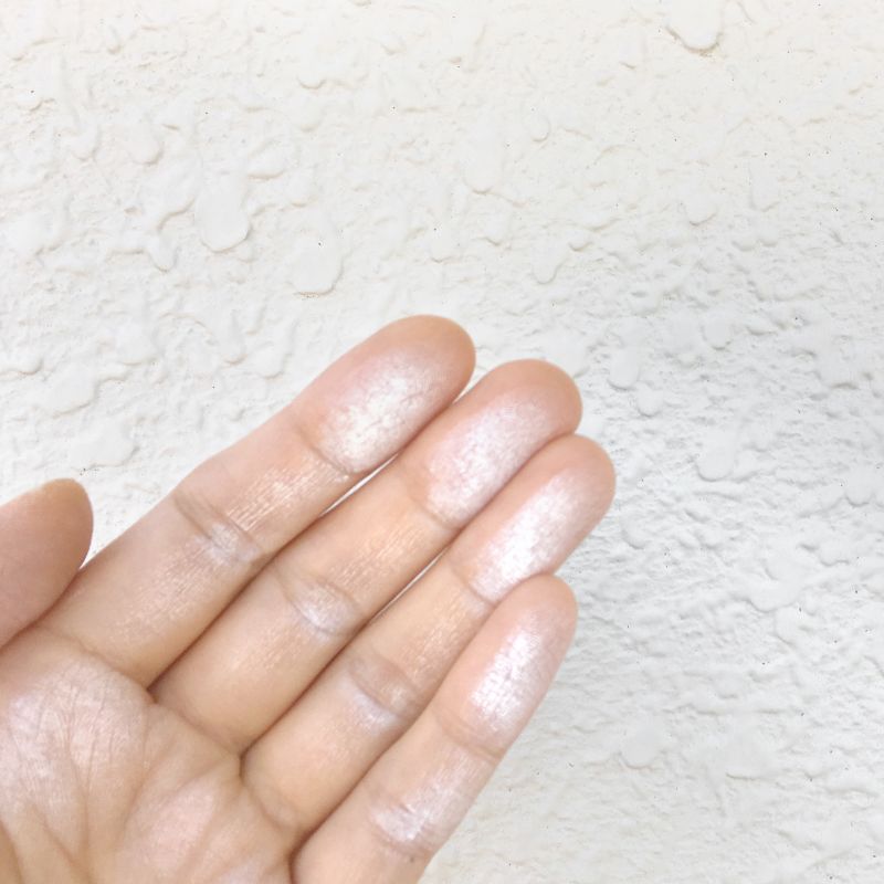 手に白い粉が付着した写真