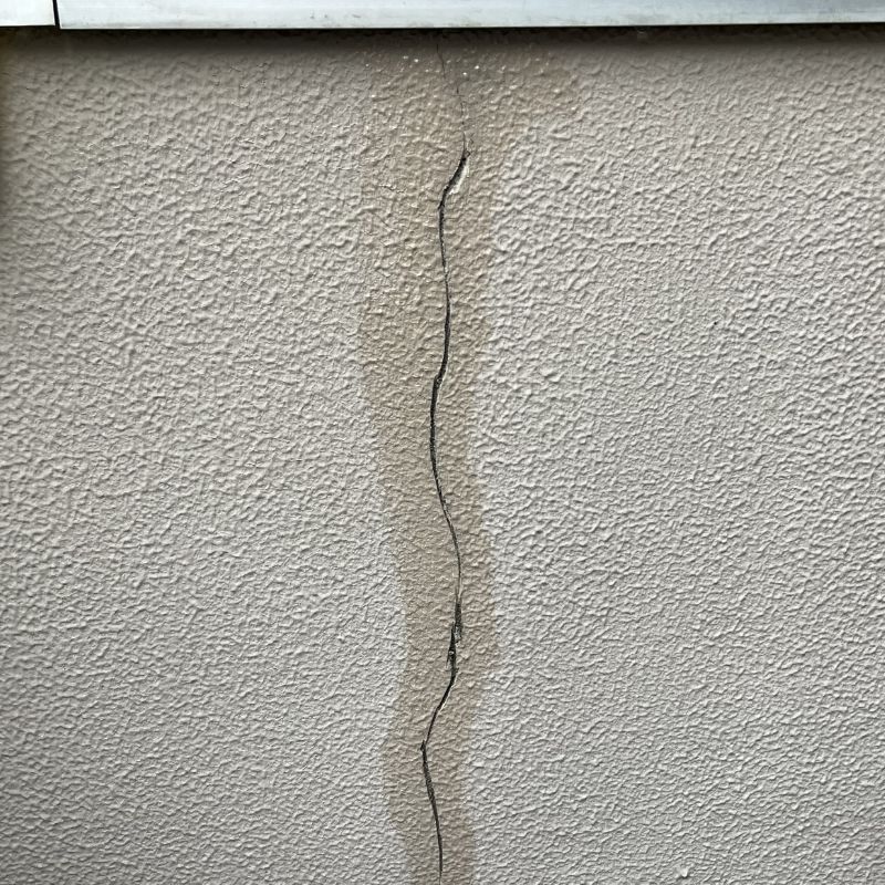 ひび割れた外壁の写真