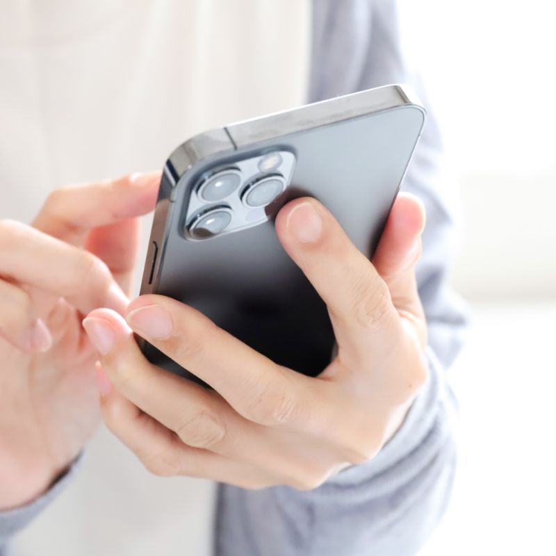 スマホを持つ手のイメージ写真