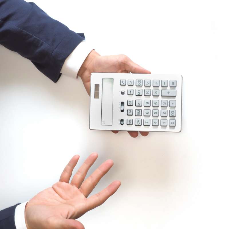 電卓と手の写真